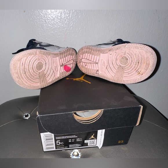 Barely worn Jordan 1s excellent condition original box size 5c - Picture 7 of 7